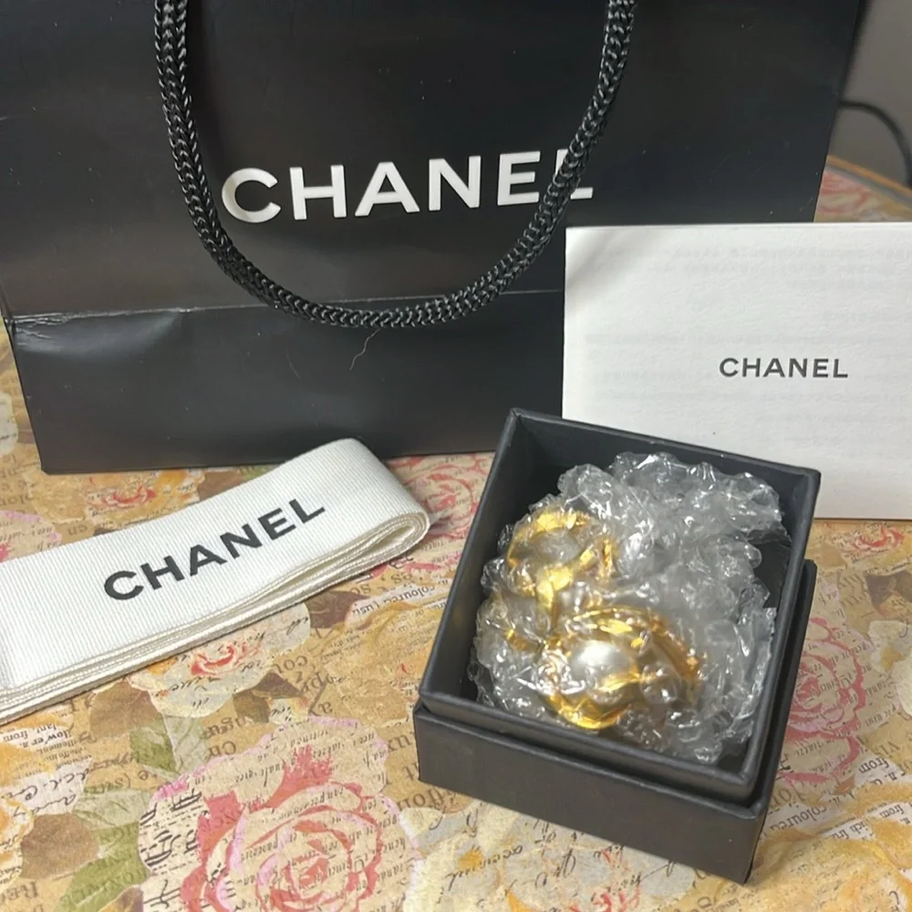 CHANEL Gold Iconic Interlocking CC Earrings 🔥 SALE TODAY ONLY - Picture 6 of 6